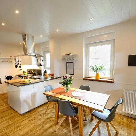 Schickes Chalet-apartment Mit Extra Schlafzimmer Апартаменты *