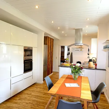 Schickes Chalet-apartment Mit Extra Schlafzimmer Апартаменты *